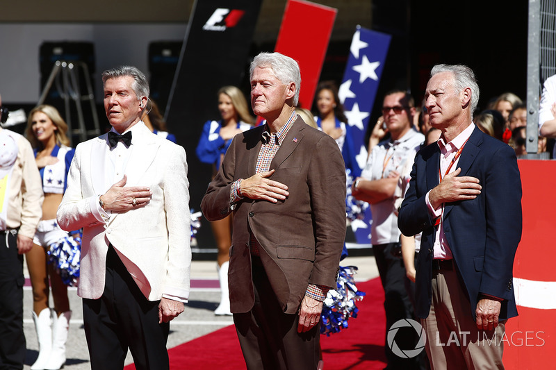 Michael Buffer et l'ancien président des États-Unis, Bill Clinton, lors de l'hymne national