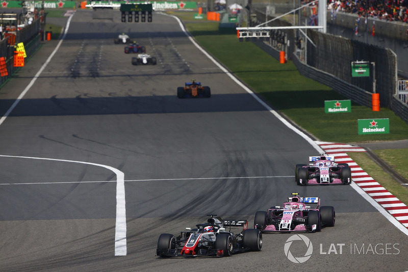 Romain Grosjean, Haas F1 Team VF-18 Ferrari, devant Esteban Ocon, Force India VJM11 Mercedes, et Sergio Perez, Force India VJM11 Mercedes