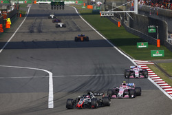Romain Grosjean, Haas F1 Team VF-18 Ferrari, voor Esteban Ocon, Force India VJM11 Mercedes, and Serg