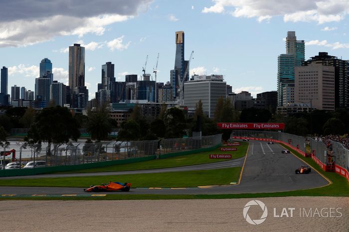 Fernando Alonso, McLaren MCL33 Renault, Stoffel Vandoorne, McLaren MCL33 Renault, y Sergio Perez, Force India VJM11 Mercedes