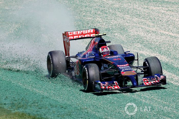 Daniil Kvyat, Toro Rosso STR9, takes to the gravel
