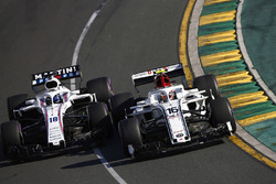 Charles Leclerc, Sauber C37 Ferrari, en lutte avec Lance Stroll, Williams FW41 Mercedes
