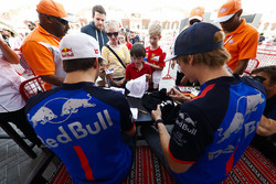 Pierre Gasly, Toro Rosso, et Brendon Hartley, Toro Rosso, signent des autographes pour les fans