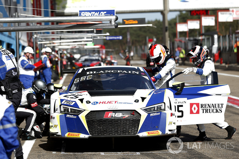 Pit stop, #25 Sainteloc Racing Audi R8 LMS: Simon Gachet, Christopher Haase