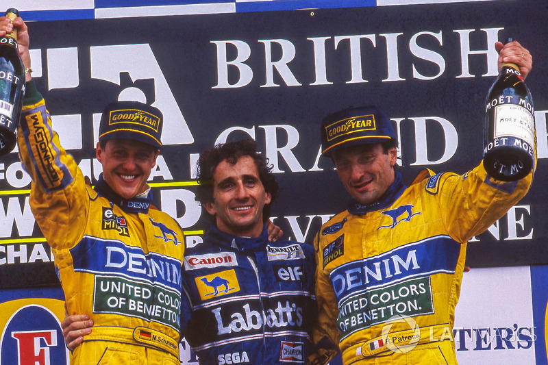 Podium F1 GP Inggris 1993: pemenang lomba Alain Prost, diapit Michael Schumacher yang finis kedua (kiri), dan peringkat ketiga Ricardo Patrese.