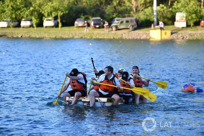 Mercedes AMG F1 en la carrera de balsas
