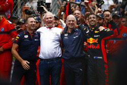 Daniel Ricciardo, Red Bull Racing, fête sa victoire aux côtés de Christian Horner, Team Principal, Red Bull Racing, Helmut Markko, Consultant, Red Bull Racing et Adrian Newey, directeur technique, Red Bull Racing