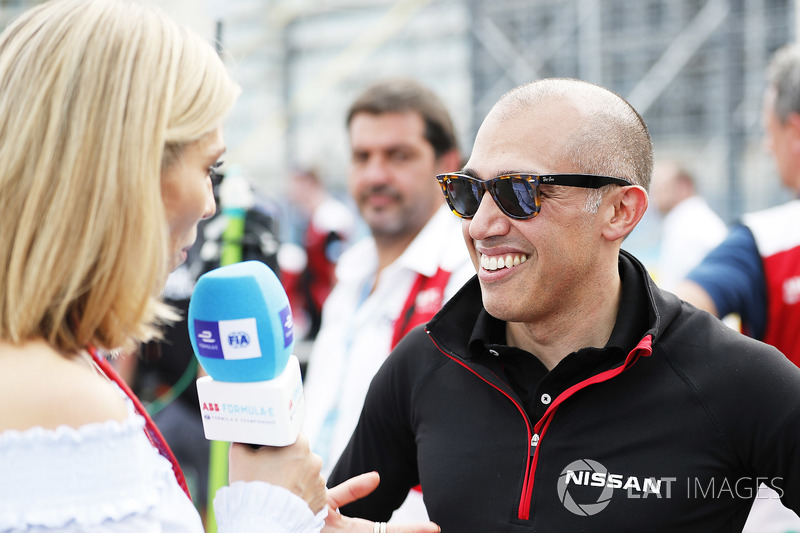 TV Presenter Nicki Shields, talks with Michael Carcamo, Nissan Motorsport, on the grid