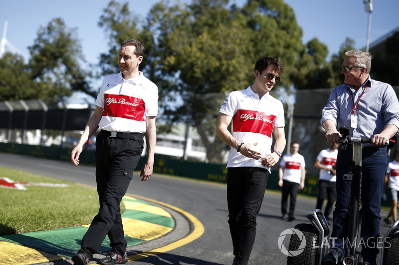 Charles Leclerc, Alfa Romeo Sauber F1 Team parla con Johnny Herbert, Sky TV, mentre cammina lungo il circuito