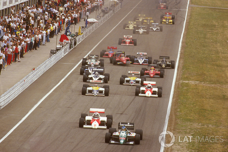 Gerhard Berger, Benetton B186 BMW devant Keke Rosberg, McLaren MP4/2C TAG Porsche, Nelson Piquet, Williams FW11 Honda, Alain Prost, McLaren MP4/2C TAG Porsche, Riccardo Patrese, Brabham BT55 BMW et Nigel Mansell, Williams FW11 Honda au départ, derrière Stefan Johansson, Ferrari F186 