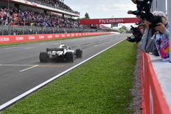 Le vainqueur, Lewis Hamilton, Mercedes-AMG F1 W09, franchit la ligne