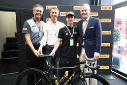 Mario Isola, Racing Manager, Pirelli Motorsport, il ciclista su strada Simon Yates, team Michelton-Scott, e Sean Bratches, Managing Director delle Operazioni Commerciali, Formula One Group