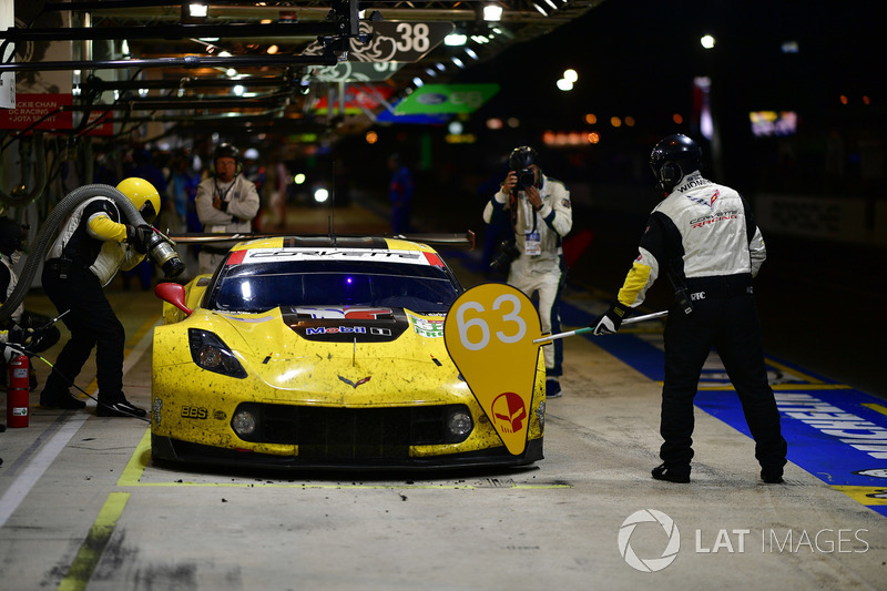 Pit stop #63 Corvette Racing Chevrolet Corvette C7.R: Jan Magnussen, Antonio Garcia, Mike Rockenfeller