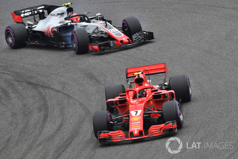 Kimi Raikkonen, Ferrari SF71H, Kevin Magnussen, Haas F1 Team VF-18