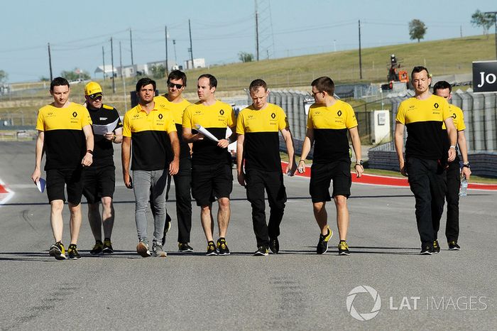 Carlos Sainz Jr., Renault Sport F1 Team camina con el equipo por el circuito