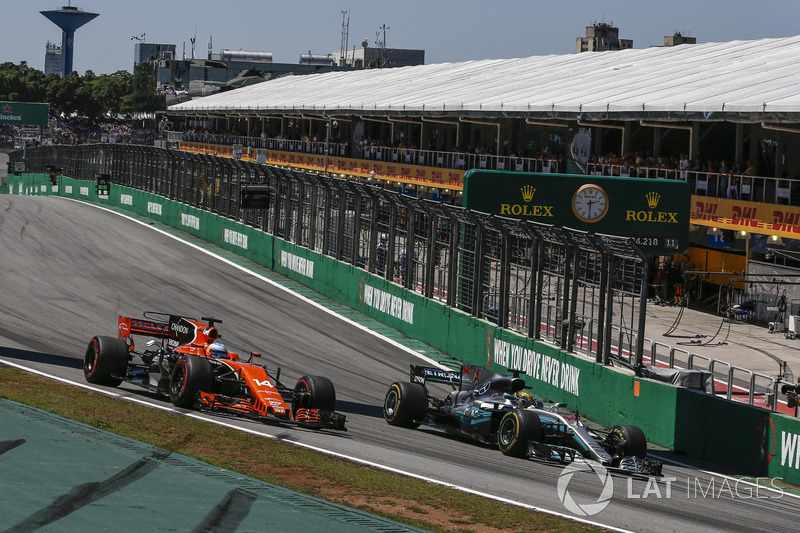 Fernando Alonso, McLaren MCL32 ve Lewis Hamilton, Mercedes-Benz F1 W08 pozisyon mücadelesi