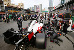 Haas F1 engineers work on the car of Kevin Magnussen, Haas F1 Team VF-18 Ferrari, on the grid