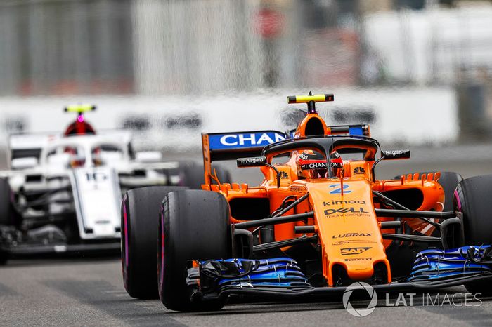 Stoffel Vandoorne, McLaren MCL33 Renault y Charles Leclerc, Sauber C37 Ferrari