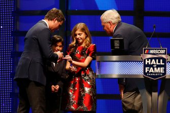 Rick Hendrick, Leo Gordon y Ella Gordon le dan un anillo a Jeff Gordon