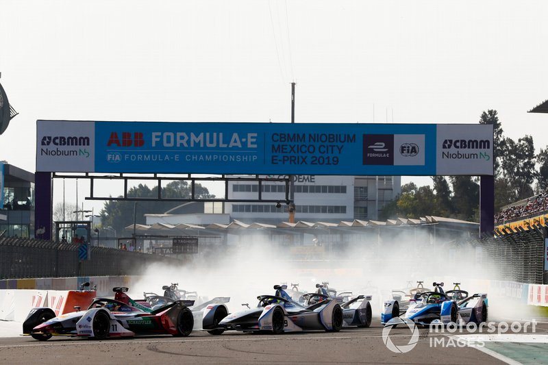 Lucas Di Grassi, Audi Sport ABT Schaeffler, Audi e-tron FE05 leads Felipe Massa, Venturi Formula E, Venturi VFE05 and Sébastien Buemi, Nissan e.Dams, Nissan IMO1 at the start