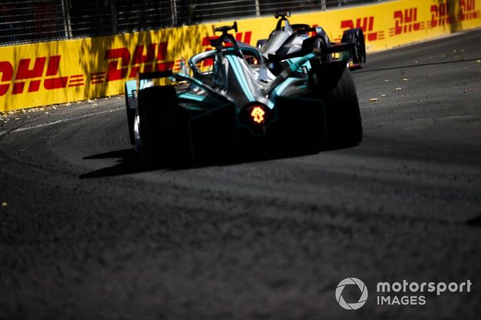 Mitch Evans, Jaguar Racing, Jaguar I-Type 3, follows Robin Frijns, Envision Virgin Racing, Audi e-tron FE05 