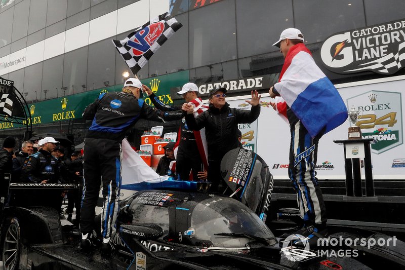 #10 Wayne Taylor Racing Cadillac DPi: Ренгер ван дер Занде, Джордан Тейлор, Фернандо Алонсо, Камуі Кобаясі святкують перемогу на подіумі