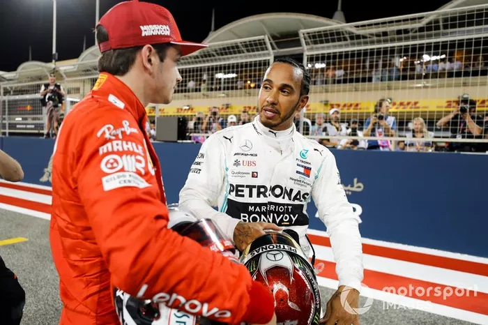 Charles Leclerc, Ferrari celebra la pole position en Parc Ferme con Lewis Hamilton, Mercedes AMG F1 