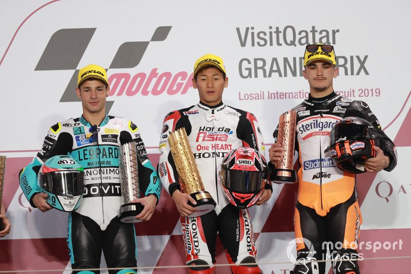 Podio: il secondo Lorenzo Dalla Porta, Leopard Racing, il vincitore Kaito Toba, Honda Team Asia, il terzo Aron Canet, Max Racing Team