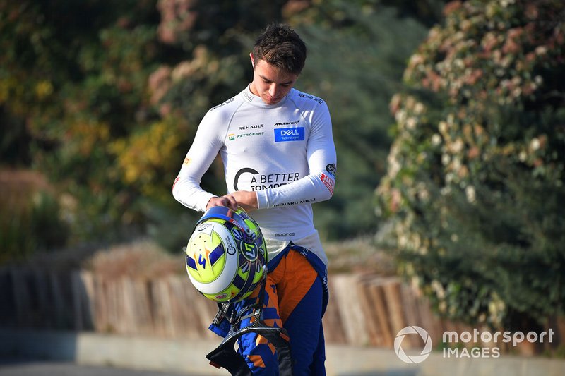 Lando Norris, McLaren camina después de ir por la grava