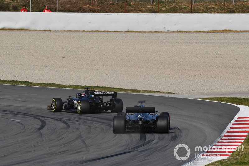 Kevin Magnussen, Haas F1 Team VF-19 and Valtteri Bottas, Mercedes-AMG F1 W10