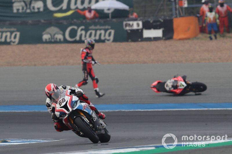 Tom Sykes, BMW Motorrad WorldSBK Team, Chaz Davies, Aruba.it Racing-Ducati Team crashes