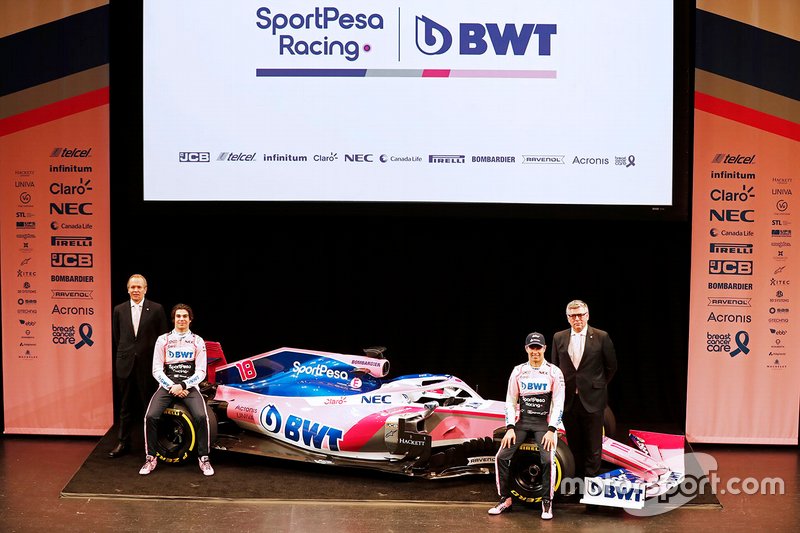Andrew Green, direttore tecnico, Racing Point F1 Team, Lance Stroll, Racing Point F1 Team, Sergio Perez, Racing Point F1 Team e Otmar Szafnauer, team Principal, Racing Point F1 con la RP19 del Team Racing Point F1