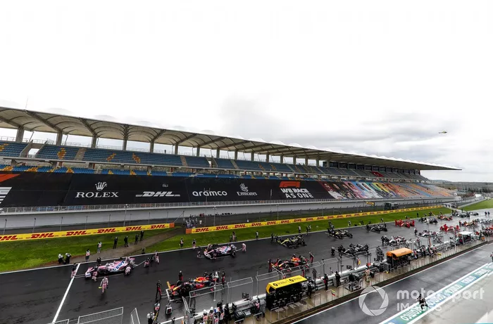 Parrilla de salida con Lance Stroll, Racing Point RP20. Max Verstappen, Red Bull Racing RB16 y Sergio Pérez, Racing Point RP20 