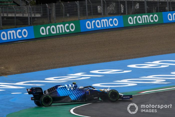 Nicholas Latifi, Williams FW43B, hace un trompo en la vuelta de formación