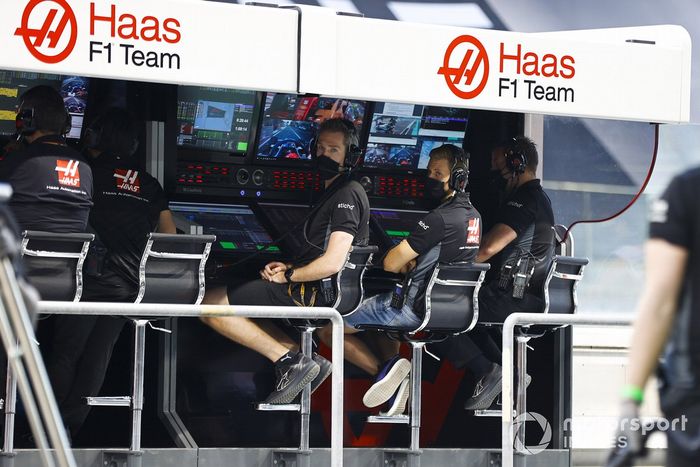 Mick Schumacher, Haas F1, y el equipo de F1 de Haas en el pit wall