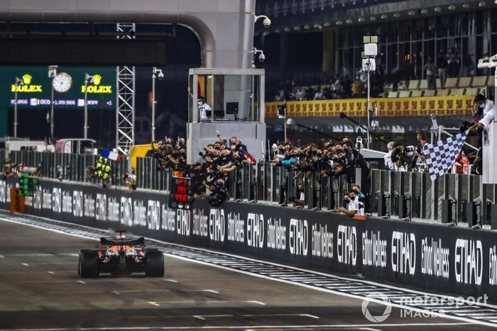 Ganador Max Verstappen, Red Bull Racing RB16, toma la bandera a cuadros