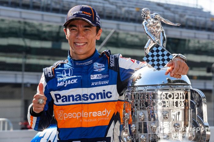 Ganador Takuma Sato, Rahal Letterman Lanigan Racing Honda posa para las fotos