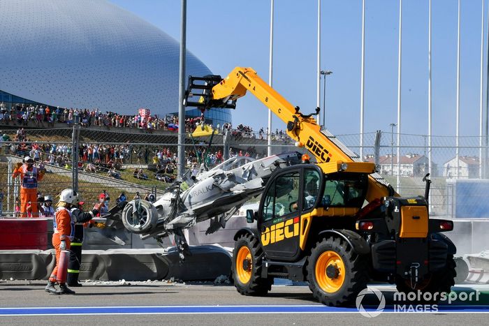 Comisarios con el coche accidentado de Luca Ghiotto, Hitech Grand Prix tras el toque con Jack Aitken, Campos Racing 