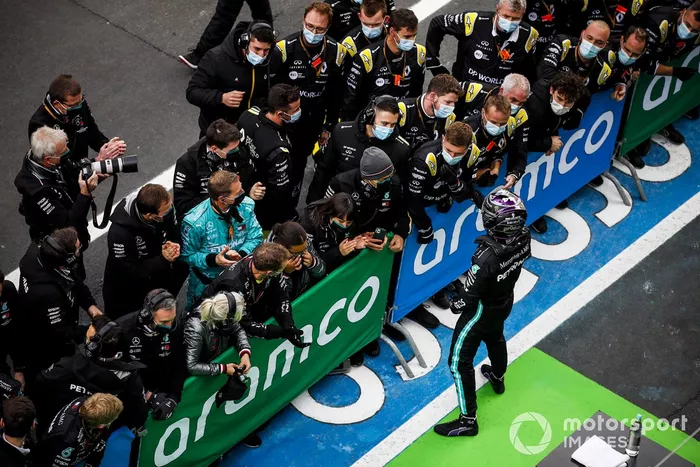 Ganador Lewis Hamilton, Mercedes F1 W11 en Parc Ferme 