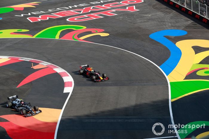 Pierre Gasly, AlphaTauri AT02, se reincorpora por delante de Sergio Pérez, Red Bull Racing RB16B