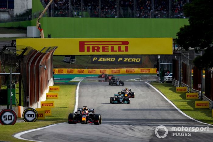 Max Verstappen, Red Bull Racing RB16B, Valtteri Bottas, Mercedes W12, y Sergio Pérez, Red Bull Racing RB16B