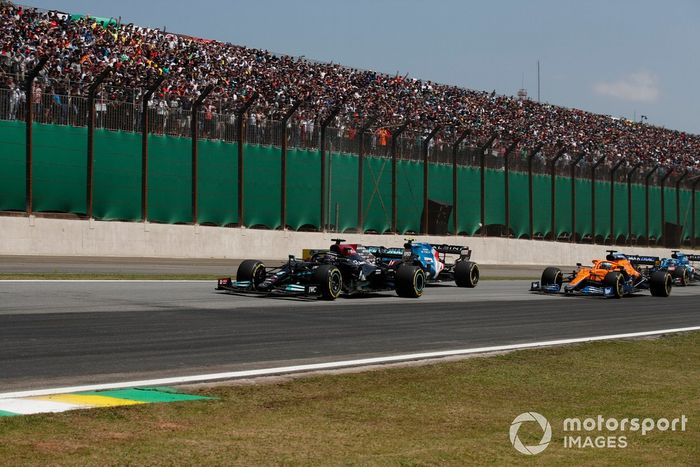 Lewis Hamilton, Mercedes W12, Esteban Ocon, Alpine A521, y Daniel Ricciardo, McLaren MCL35M