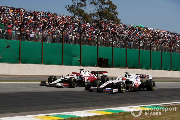 Nikita Mazepin, Haas VF-21, lucha con Kimi Raikkonen, Alfa Romeo Racing C41