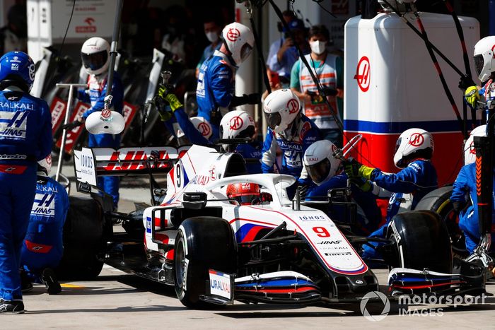 Nikita Mazepin, Haas VF-21, en los boxes
