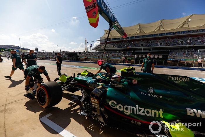 Sebastian Vettel, Aston Martin AMR21, en el pit lane