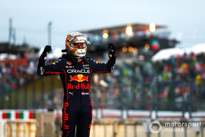 Max Verstappen, Red Bull Racing, 1ª posición, celebra su llegada al Parc Ferme