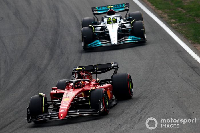 Carlos Sainz, Ferrari F1-75, Lewis Hamilton, Mercedes W13