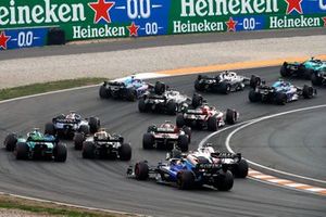 Yuki Tsunoda, AlphaTauri AT03, Esteban Ocon, Alpine A522, Fernando Alonso, Alpine A522, Pierre Gasly, AlphaTauri AT03, Zhou Guanyu, Alfa Romeo C42, the remainder of the field on the opening lap