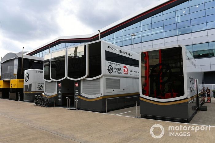 El garage de Haas F1 en el paddock