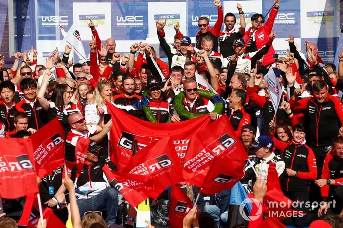 Podio: Ganador Ott Tänak, Martin Järveoja, Toyota Gazoo Racing WRT Toyota Yaris WRC, tercer puesto Jari-Matti Latvala, Miikka Anttila, Toyota Gazoo Racing WRT Toyota Yaris WRC con el equipo